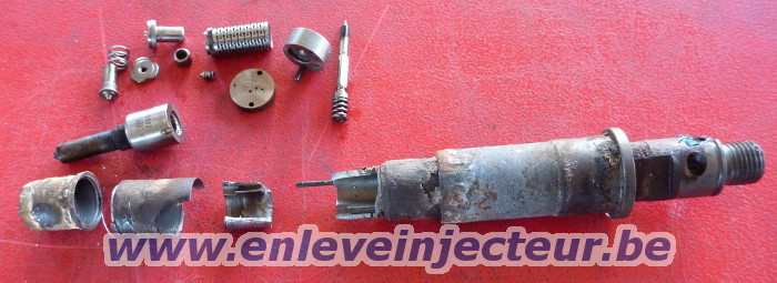 Injektor in Stucken herausnehmen aus Renault
                Trafic / Opel Vivaro 2.0