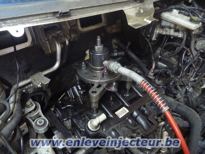 Injektoren ausziehen aus Renault Trafic / Opel
                Vivaro / Nissan Primastar 2.5